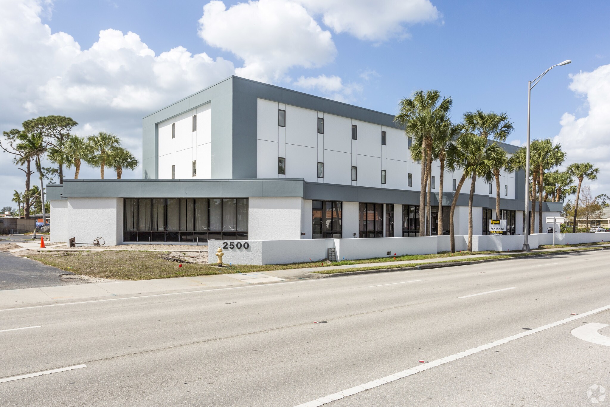 2500 Airport Rd S, Naples, FL à vendre Photo du bâtiment- Image 1 de 6