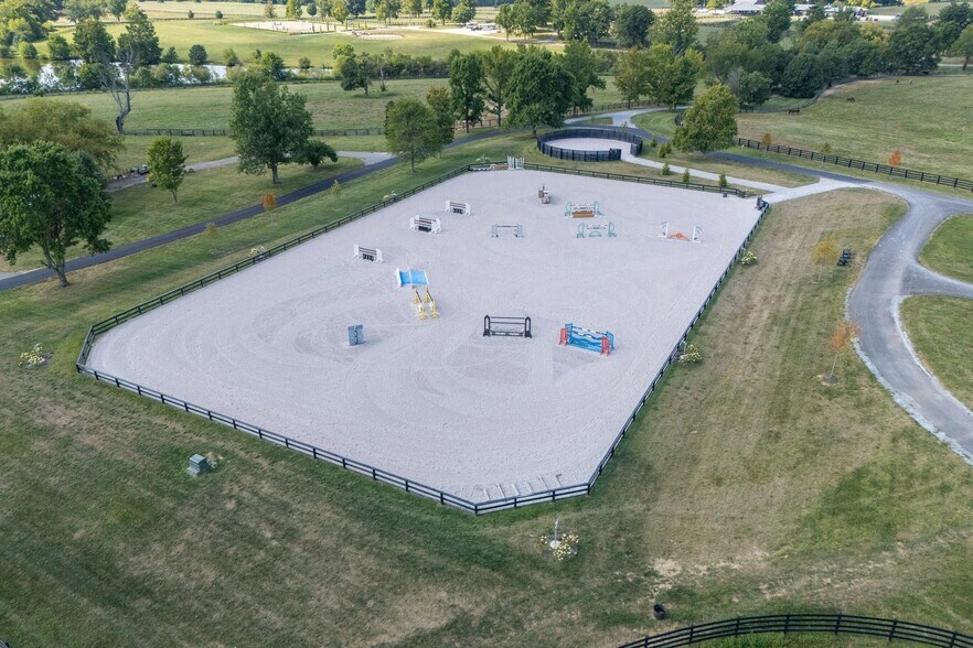 687 Carrick Pike, Georgetown, KY à vendre - Photo du bâtiment - Image 2 de 9