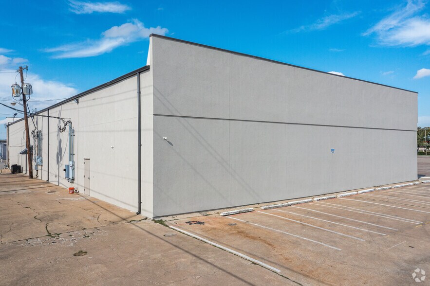 2900 Walnut Hill Ln, Dallas, TX à vendre - Photo du bâtiment - Image 3 de 6