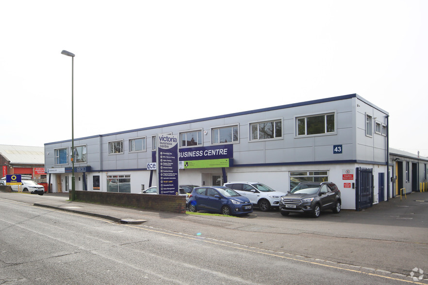 43 Victoria Rd, Burgess Hill for lease - Primary Photo - Image 1 of 7