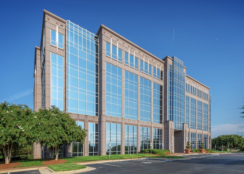 2815 Coliseum Centre Dr, Charlotte, NC à louer - Photo du bâtiment - Image 2 de 14