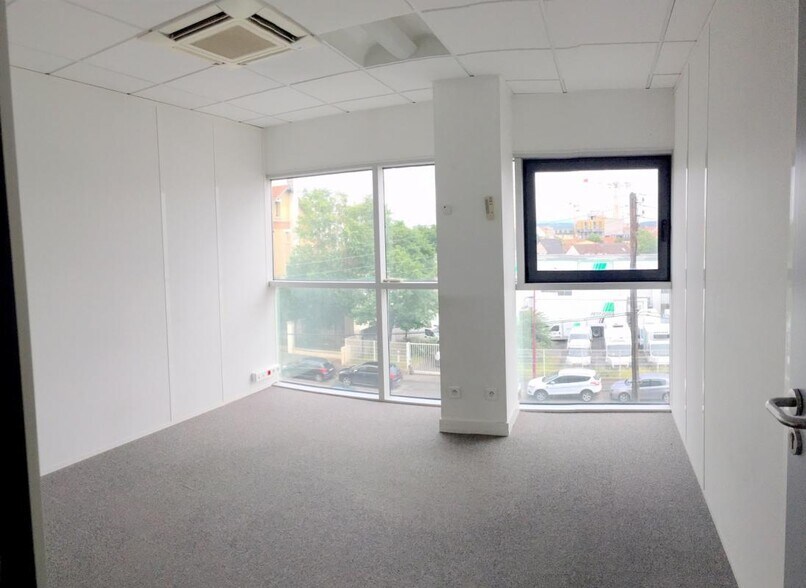 Office in Bezons for lease - Interior Photo - Image 1 of 7