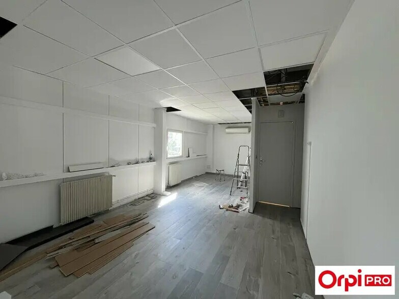 Office in Corbas for lease - Building Photo - Image 3 of 9