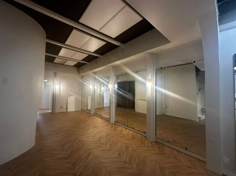 40 Rue Croix Des Petits Champs, Paris for sale - Interior Photo - Image 2 of 7