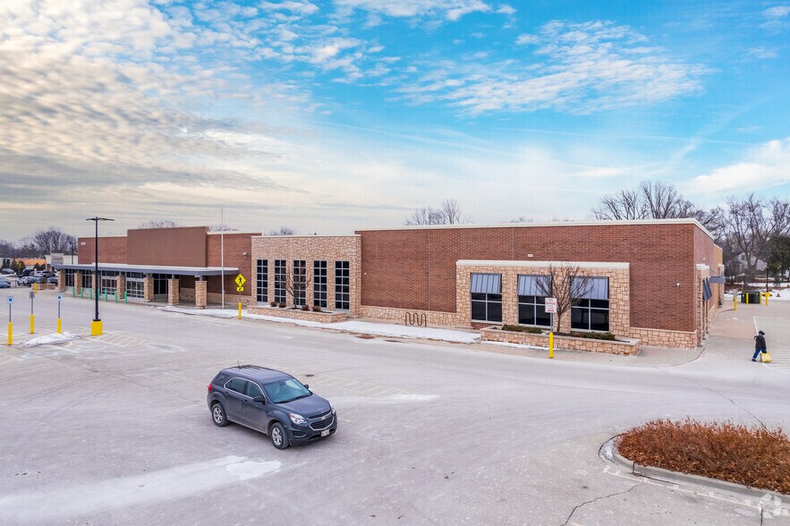 N88 W15401-N88 W15539 Main St, Menomonee Falls, WI for lease - Building Photo - Image 1 of 24
