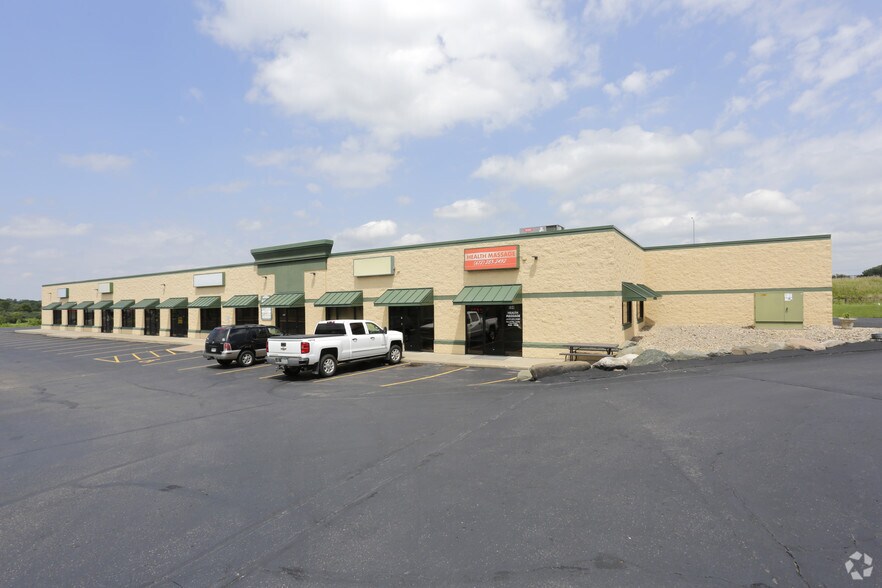 594 Outpost Cir, Hudson, WI à vendre - Photo du bâtiment - Image 2 de 3