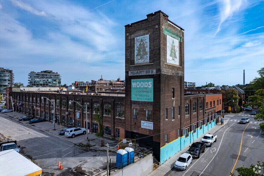 401 Logan Ave, Toronto, ON à louer - Photo du bâtiment - Image 2 de 14