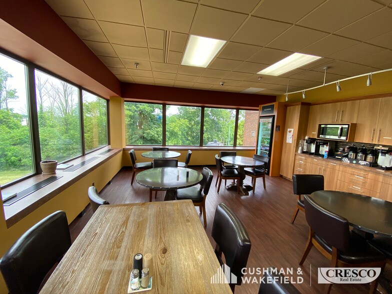 6180 Cochran Rd, Solon, OH à louer - Photo du bâtiment - Image 1 de 4