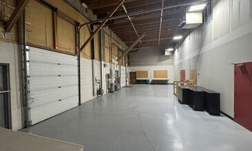 6019-6033 3 St SE, Calgary, AB à louer Photo intérieure- Image 2 de 4