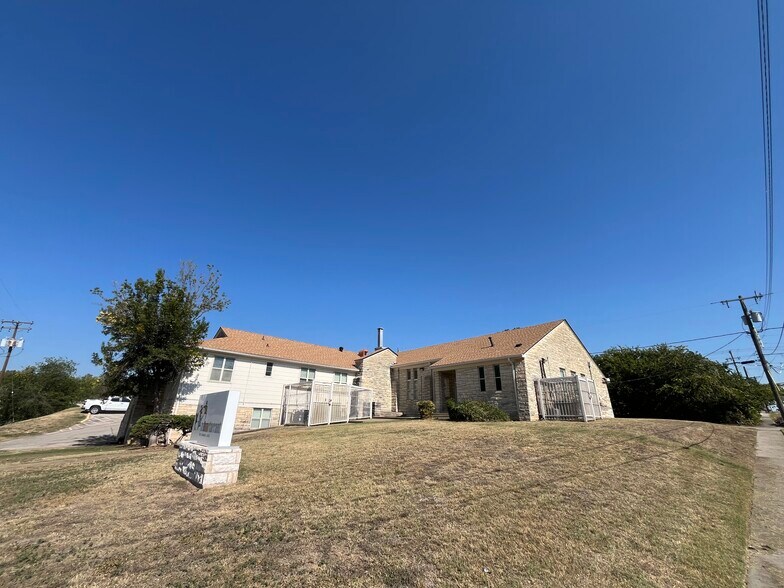 2400 NW 24th St, Fort Worth, TX à vendre - Photo du bâtiment - Image 2 de 21
