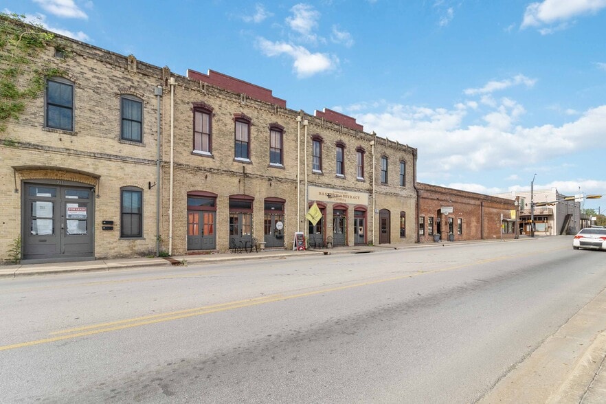 709 Chestnut St, Bastrop, TX for sale - Building Photo - Image 3 of 44
