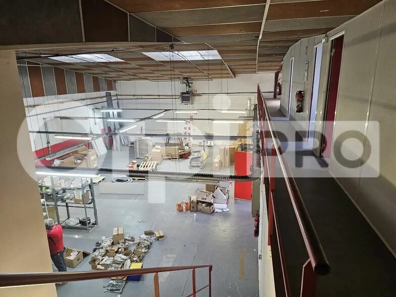 Flex in Tinqueux for lease - Interior Photo - Image 3 of 7