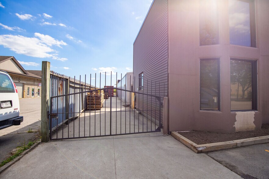 190 Hempstead Dr, Hamilton, ON à vendre - Photo du bâtiment - Image 3 de 23