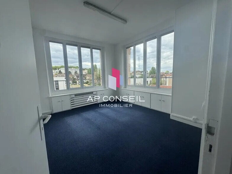 Office in Versailles for lease - Building Photo - Image 2 of 6