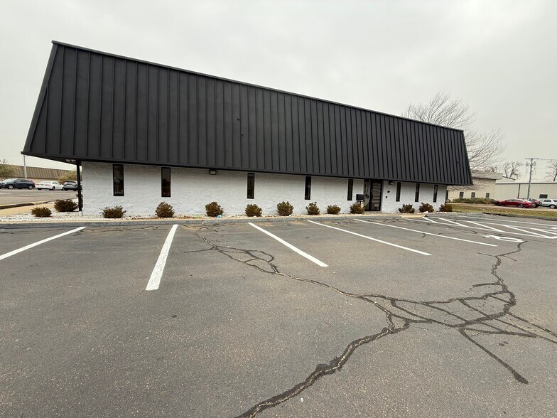 182 Commerce St, East Haven, CT à louer - Photo du bâtiment - Image 2 de 13