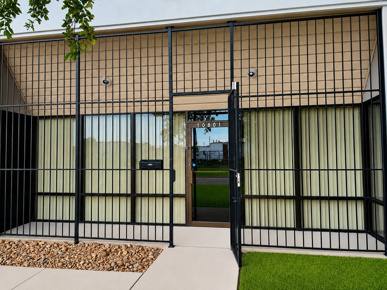 10801 Brooklet Dr, Houston, TX for lease - Building Photo - Image 2 of 16