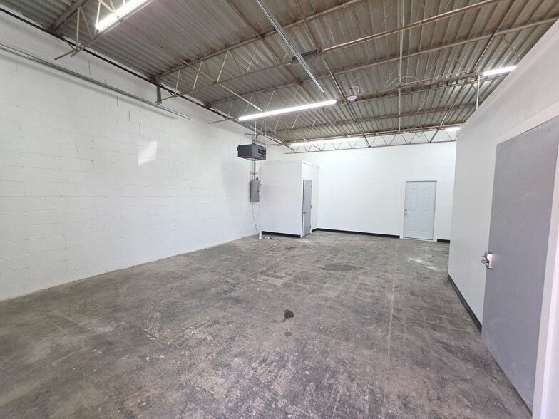 2214-2228 E 44th St, Indianapolis, IN à louer - Photo du bâtiment - Image 3 de 11