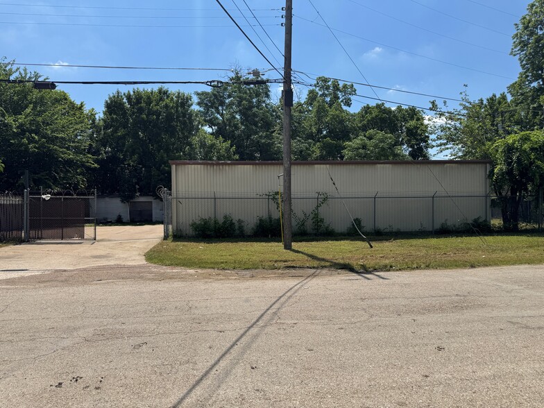 1100 & 1104 Rock Island St, Dallas, TX for lease - Building Photo - Image 2 of 3