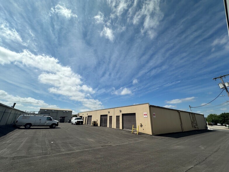 10800-10812 Hillpoint Dr, San Antonio, TX à louer - Photo du bâtiment - Image 3 de 8