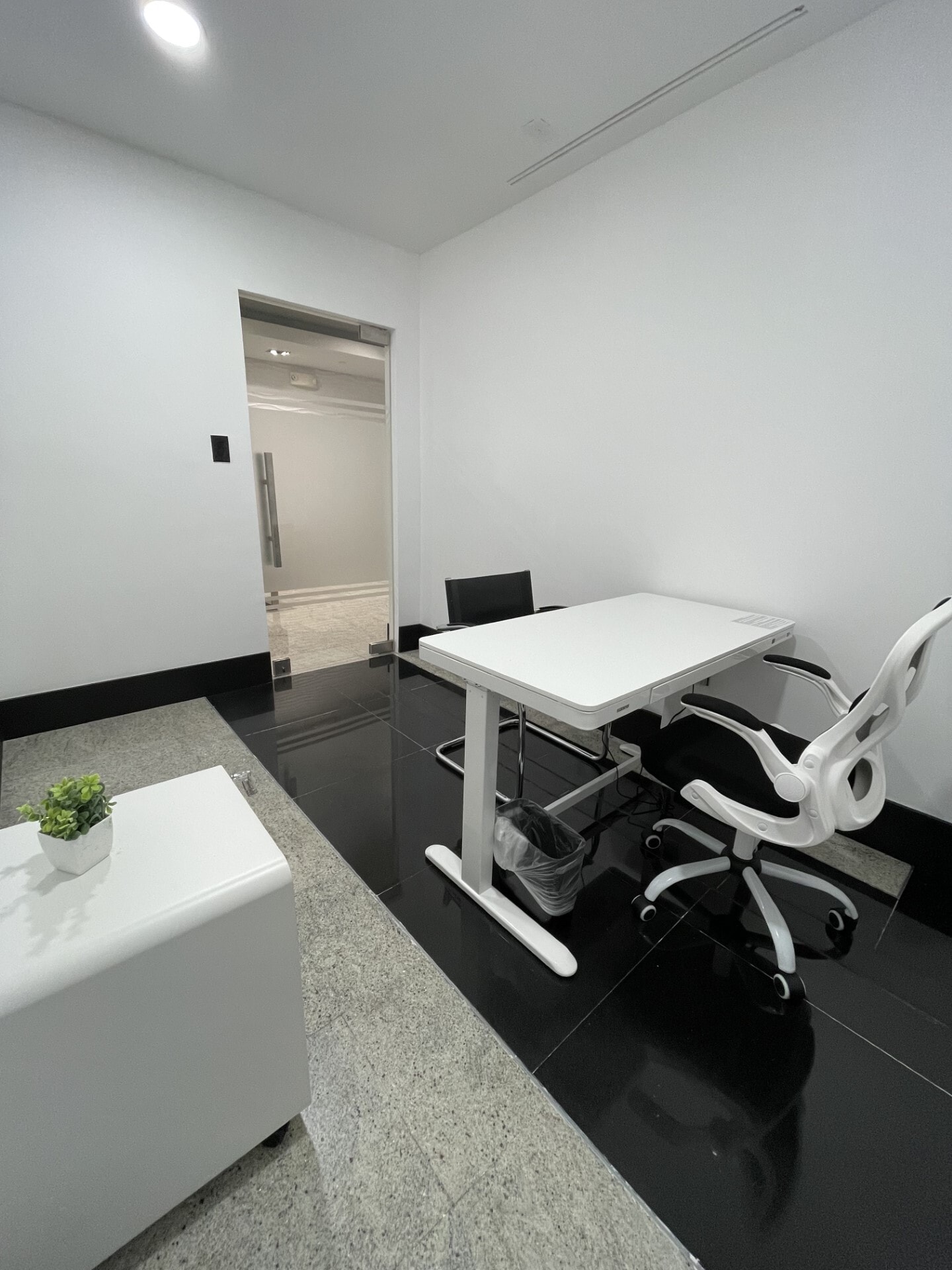 1000 brickell Ave, Miami, FL for lease Interior Photo- Image 1 of 8