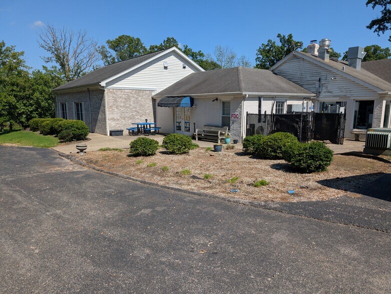2210 Tucker Station Rd, Louisville, KY à vendre - Photo du bâtiment - Image 3 de 27