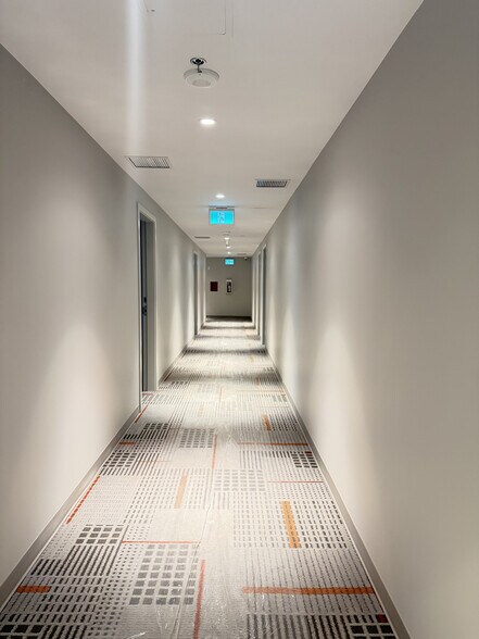 13675 107A Av, Surrey, BC à louer - Photo du bâtiment - Image 2 de 8