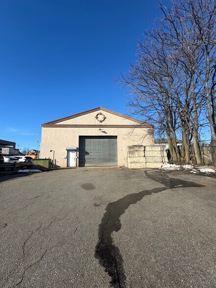 349 Union Ave, Westbury, NY à vendre - Photo du bâtiment - Image 3 de 15