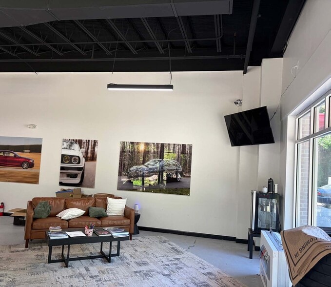 8629 Glenwood Ave, Raleigh, NC for lease - Interior Photo - Image 3 of 9