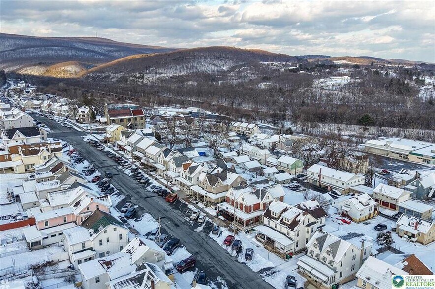 215 N 2nd St, Lehighton, PA à vendre - Photo du bâtiment - Image 3 de 5