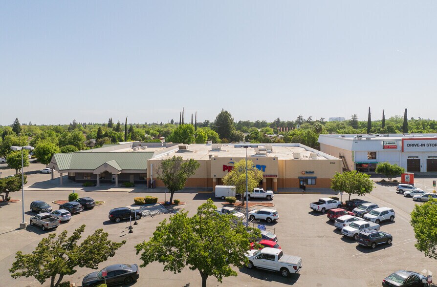 2100 McHenry Ave, Modesto, CA à vendre - Photo du bâtiment - Image 2 de 14