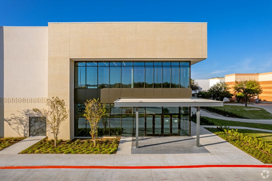 3560 W Camp Wisdom Rd, Dallas, TX à louer - Photo du bâtiment - Image 3 de 20