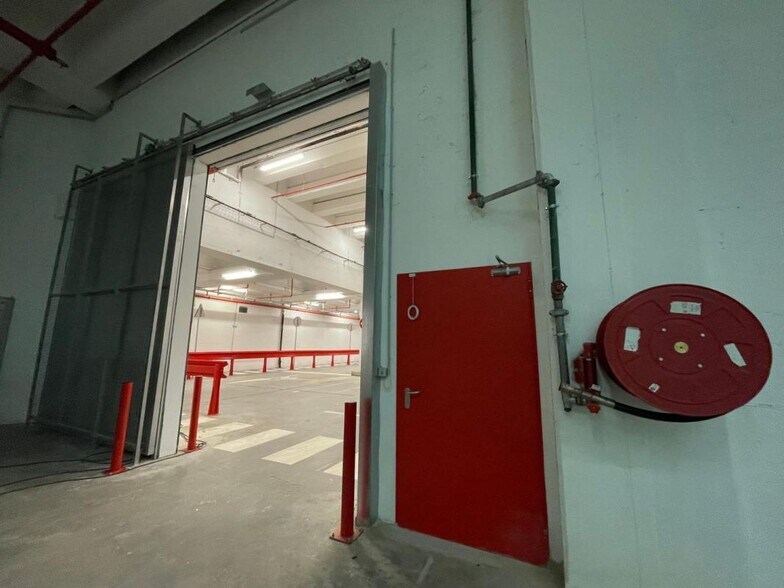 Industrial in Paris for lease - Interior Photo - Image 3 of 6