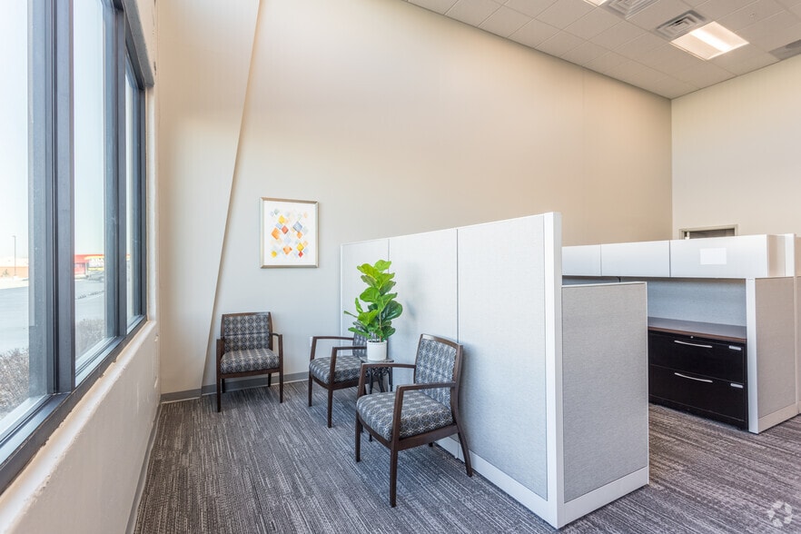 4701 NW Urbandale Dr, Urbandale, IA for lease - Interior Photo - Image 2 of 16