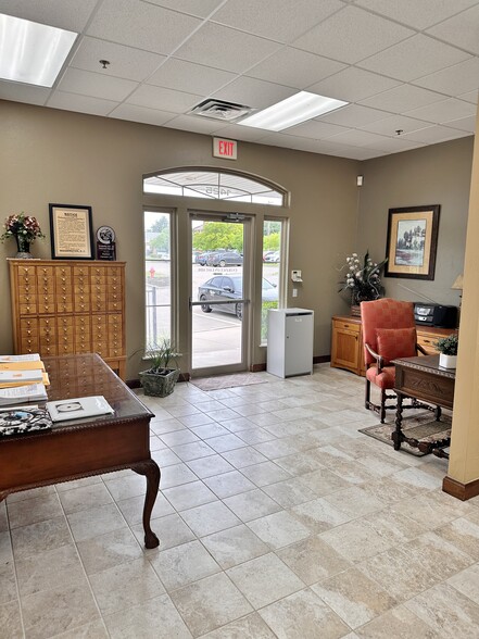 1401-1425 E Ayers St, Edmond, OK for lease - Interior Photo - Image 2 of 4