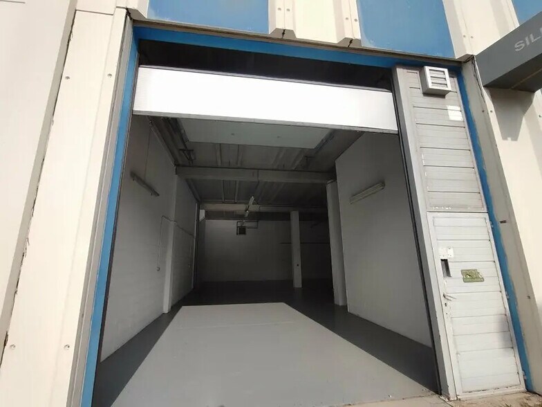 Local d'activités dans Saint-Quentin-Fallavier à vendre - Photo du bâtiment - Image 3 de 3