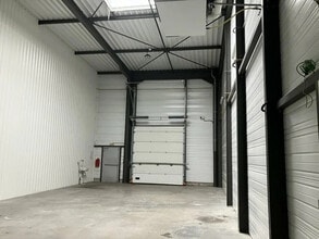 Flex dans Saint-Priest à louer Photo du bâtiment- Image 1 de 10