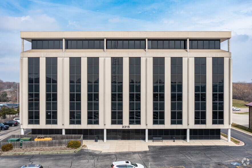 3315 Algonquin Rd, Rolling Meadows, IL à louer - Photo du bâtiment - Image 3 de 6