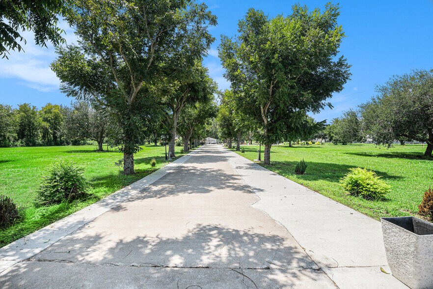 7710 Iowa Colony Blvd, Rosharon, TX à vendre - Photo du bâtiment - Image 2 de 37