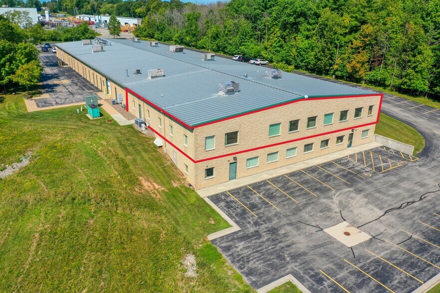 1665 Yellow Briar Dr, De Pere, WI for lease - Building Photo - Image 2 of 4