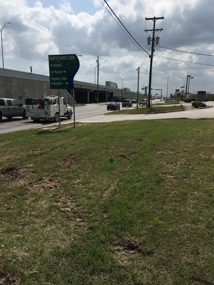 2030 N IH 35, San Marcos, TX à vendre - Photo du bâtiment - Image 2 de 8
