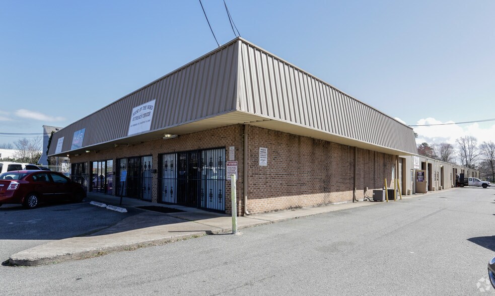 1645 W Pembroke Ave, Hampton, VA à louer - Photo du bâtiment - Image 2 de 8