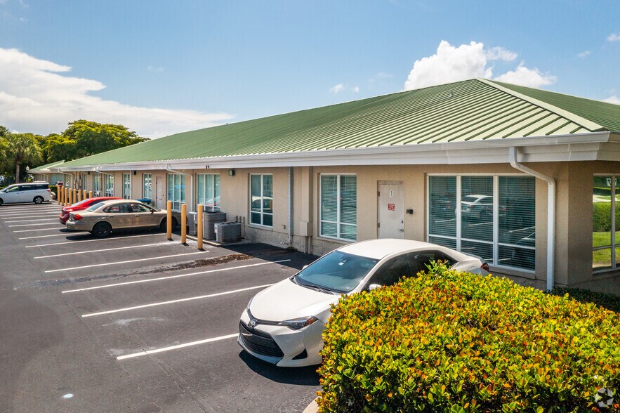 6811 Palisades Park Ct, Fort Myers, FL for lease - Building Photo - Image 2 of 4