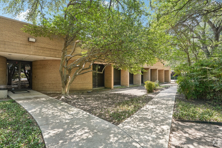9250 Amberton Pky, Dallas, TX for lease - Building Photo - Image 3 of 8