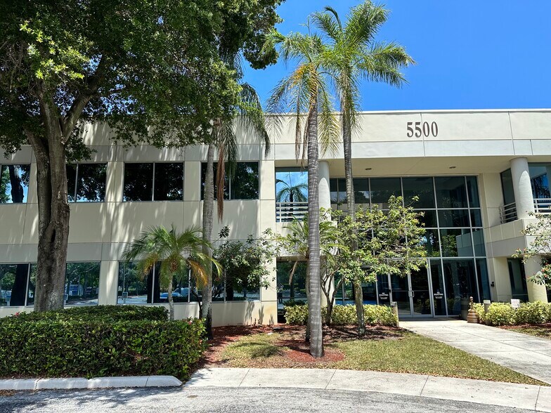 5500 Village Blvd, West Palm Beach, FL à louer - Photo du bâtiment - Image 3 de 6
