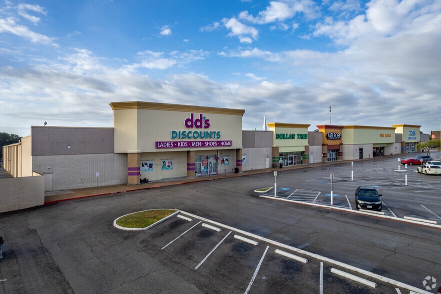 1004 E Southmore Ave, Pasadena, TX for lease - Building Photo - Image 1 of 8