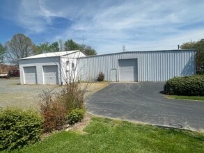 2421 Spaugh Industrial Dr, Winston-Salem, NC à louer Photo du bâtiment- Image 2 de 10