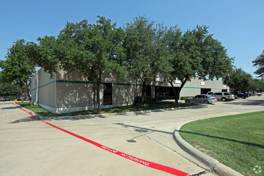 12901-12919 Valley Branch Ln, Farmers Branch, TX à louer - Photo du bâtiment - Image 1 de 3