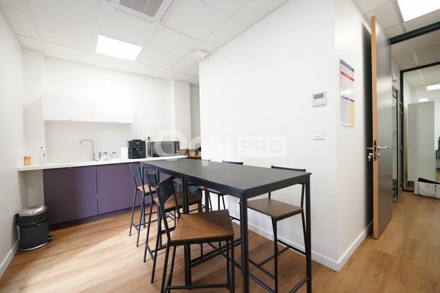 250 Rue Hélène Boucher, Rillieux-la-Pape for lease - Interior Photo - Image 2 of 13