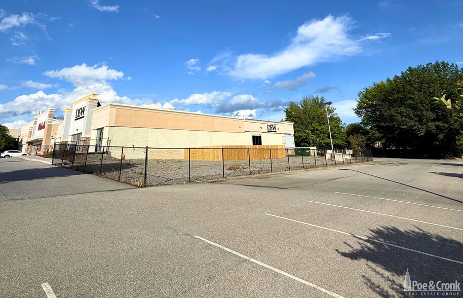 1930 Valley View Blvd, Roanoke, VA for sale - Building Photo - Image 3 of 5