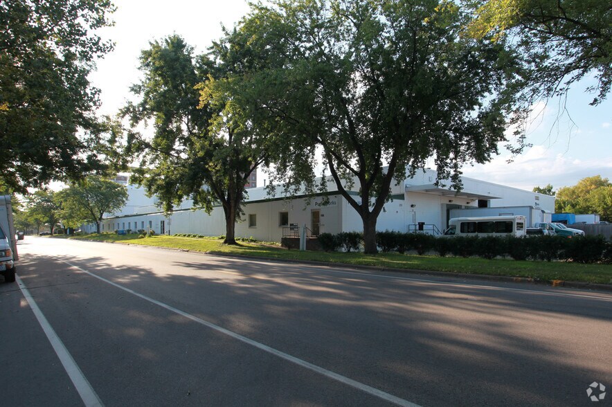 2233 49th Ave N, Minneapolis, MN à vendre - Photo du bâtiment - Image 3 de 21